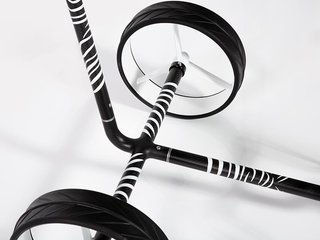 JuCad Carbon Zebra manuell vagn, vit/svart matt finish i 3K design + bärväska JTT