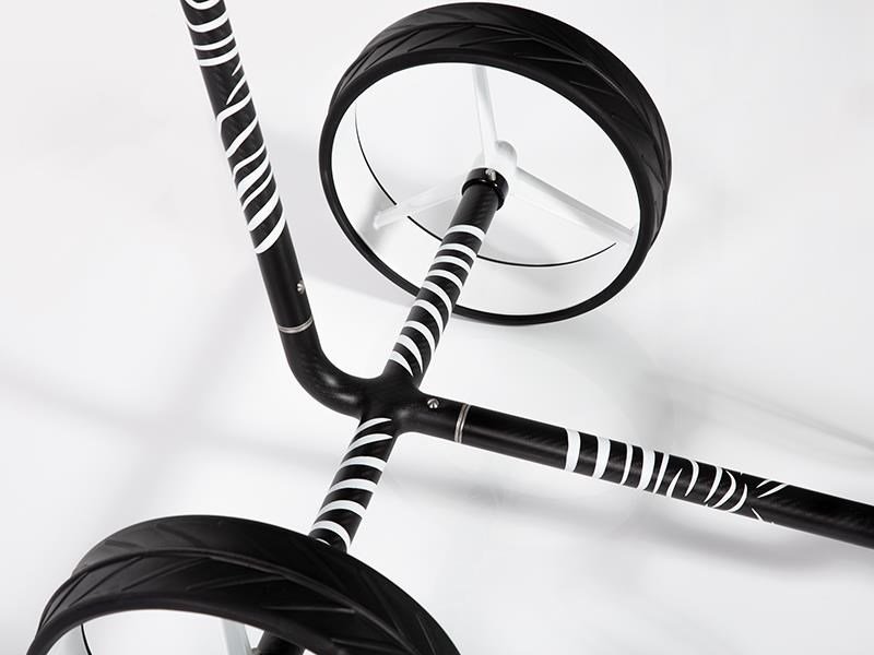 JuCad Carbon Zebra manuell vagn, vit/svart matt finish i 3K design + bärväska JTT