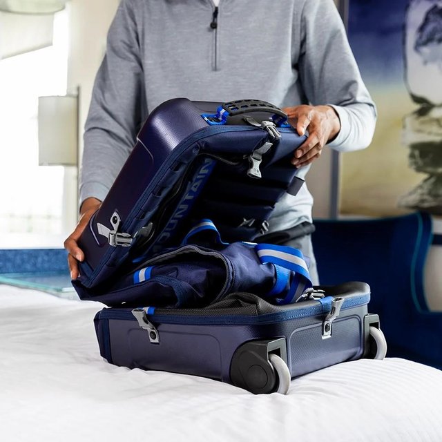 Öppet resefodral med utrymme för golfbag och kläder
