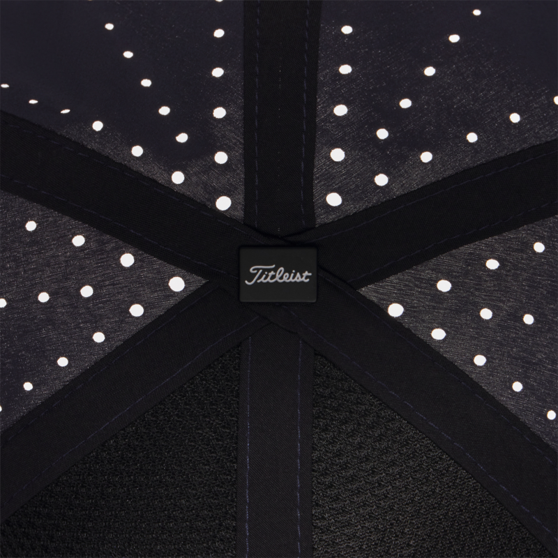 Detalj på starburst-perforering på Titleist Tour Breezer