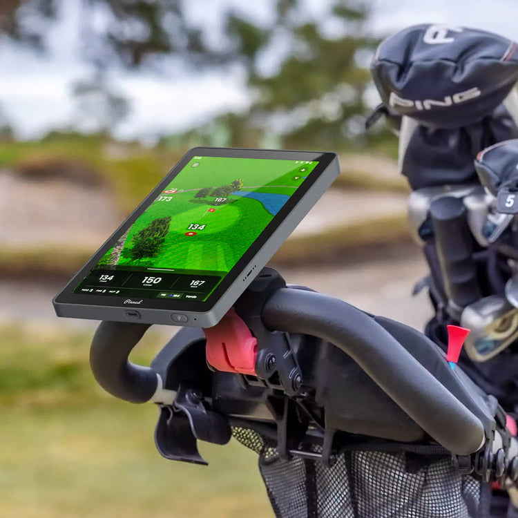 The Caddie GPS monterad på en golfvagn i solljus