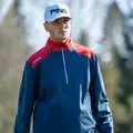 Golfare som bär Ping AquaDrive Half-Zip-jacka i farten