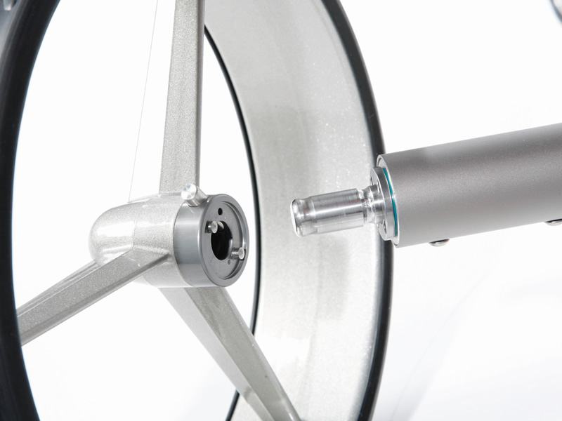 High-tech wheels with air-cushion tyres for JuCad electric trolley
