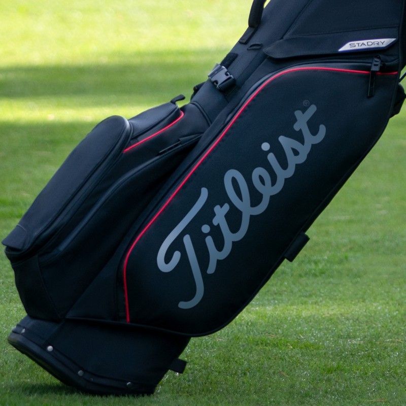 Förbättrad organisering och åtkomst i toppen på Titleist Players S4 StaDry