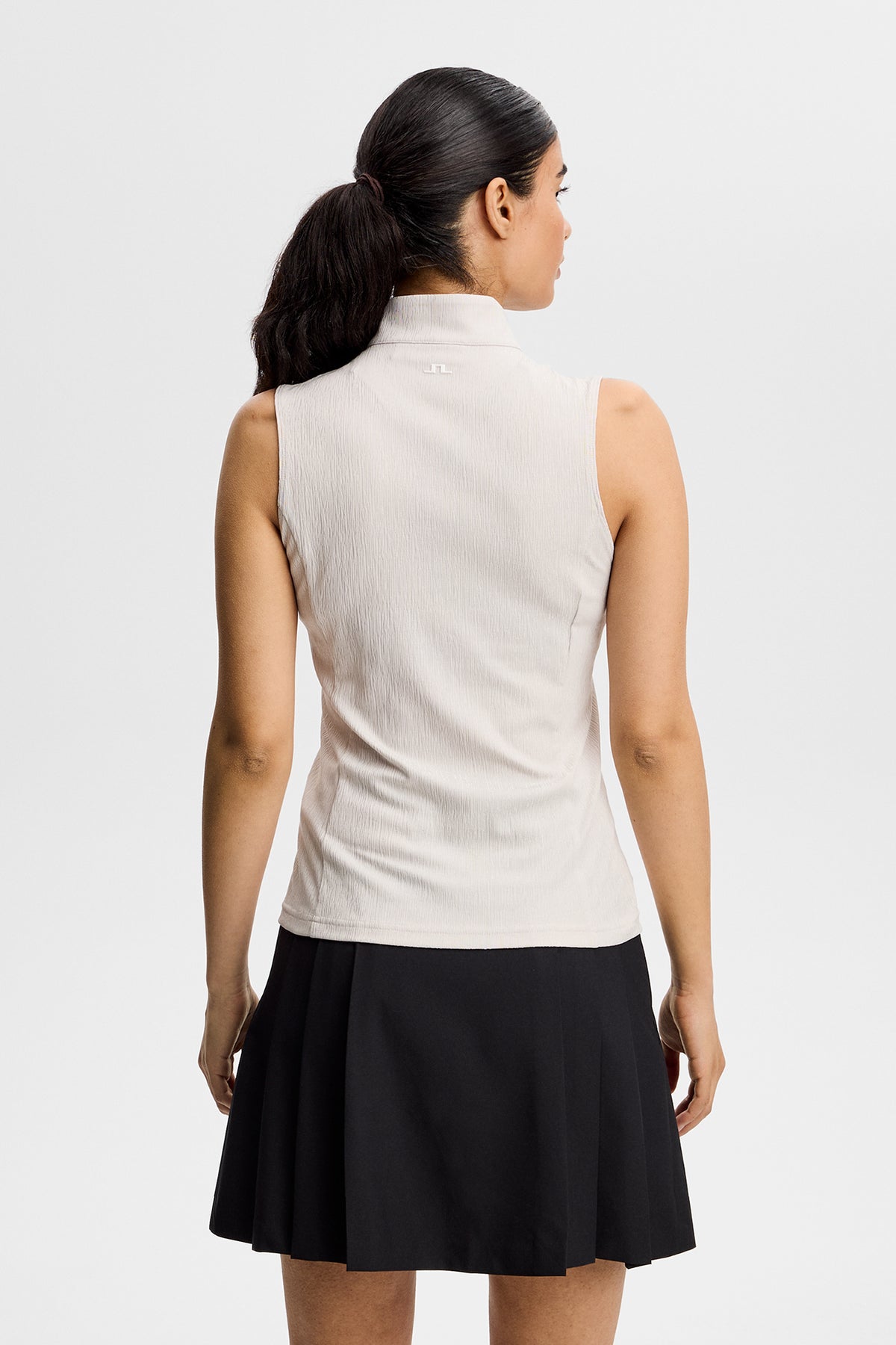 J.Lindeberg Tia Sleeveless Top Moonbeam – sido- och baksida som visar den ärmlösa designen