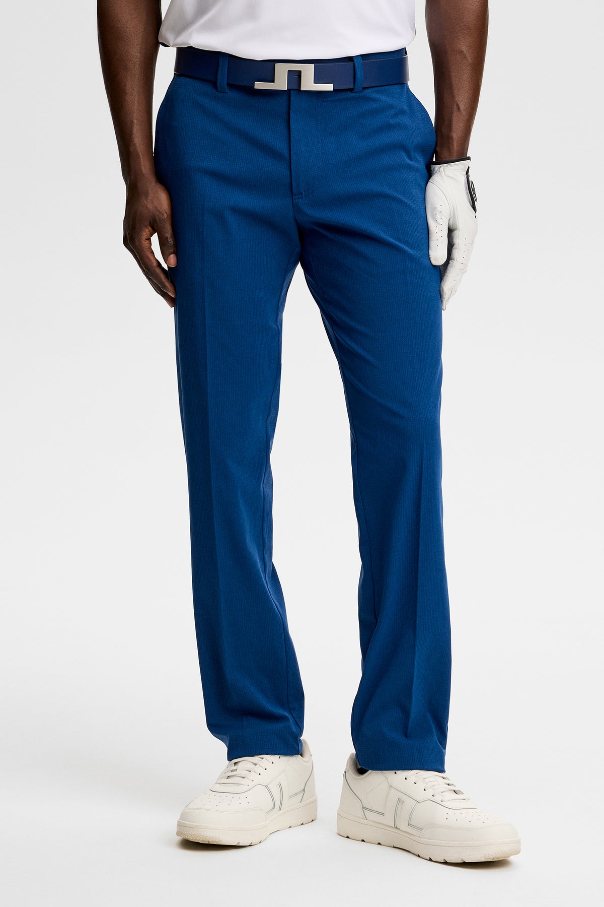 J.Lindeberg Vent Pant Estate Blue – livsstilsbild på banan