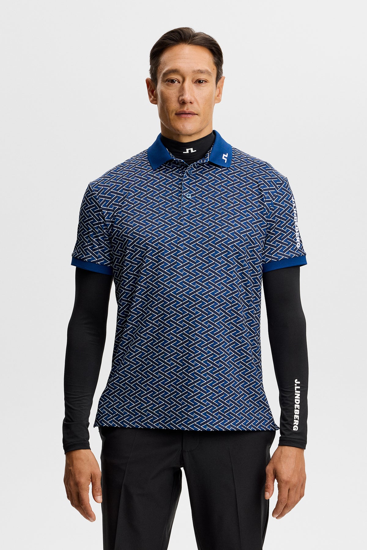 J.Lindeberg Tour Tech Print Polo Ladder Estate Navy - livsstilsbild på banan