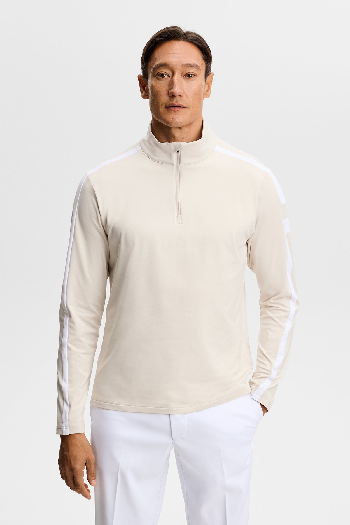 J.Lindeberg Keaton Quarter Zip Mid Layer Moonbeam – livsstilsbild framifrån