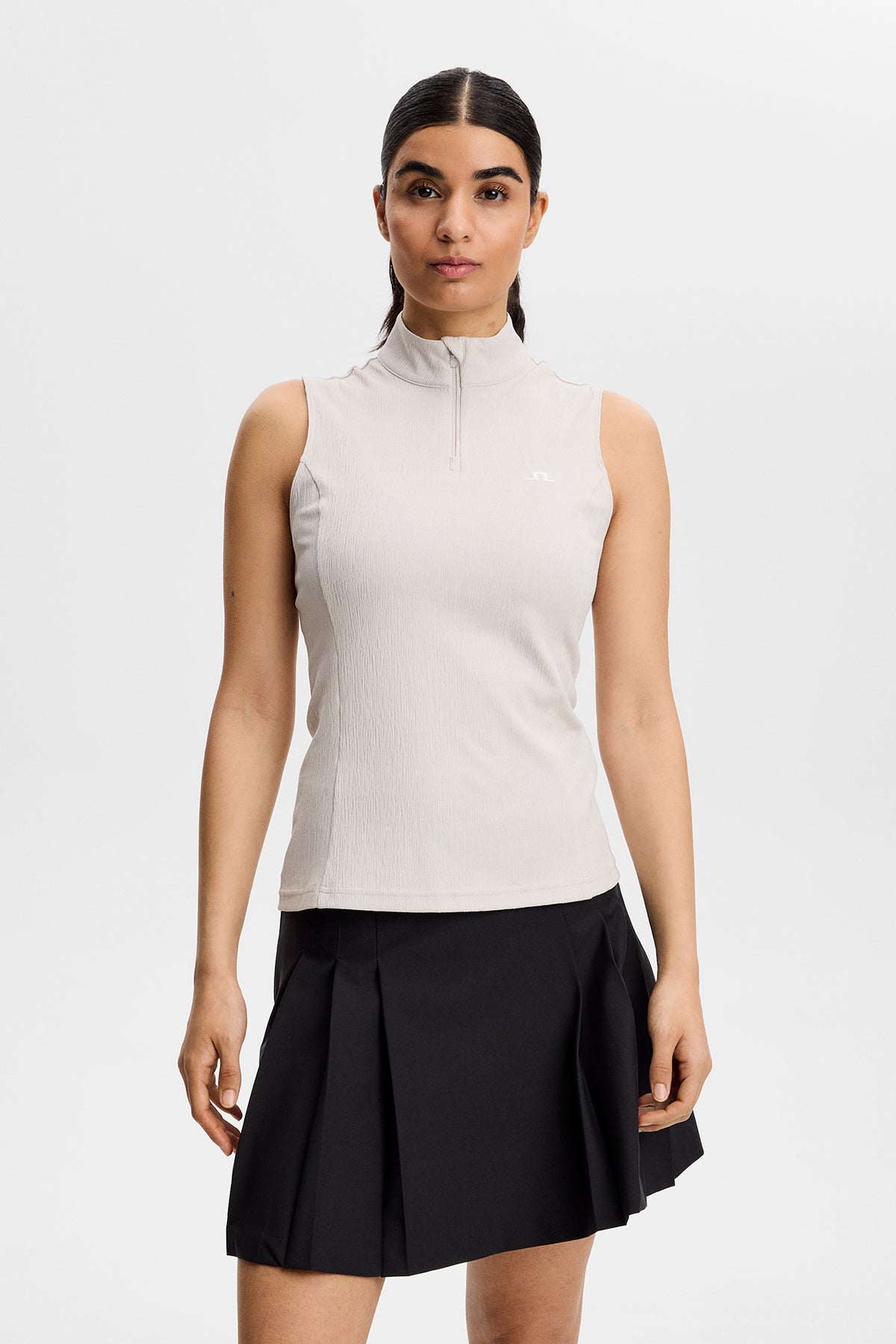 J.Lindeberg Tia Sleeveless Top Moonbeam – framifrån med mockneck och kvartsdragkedja