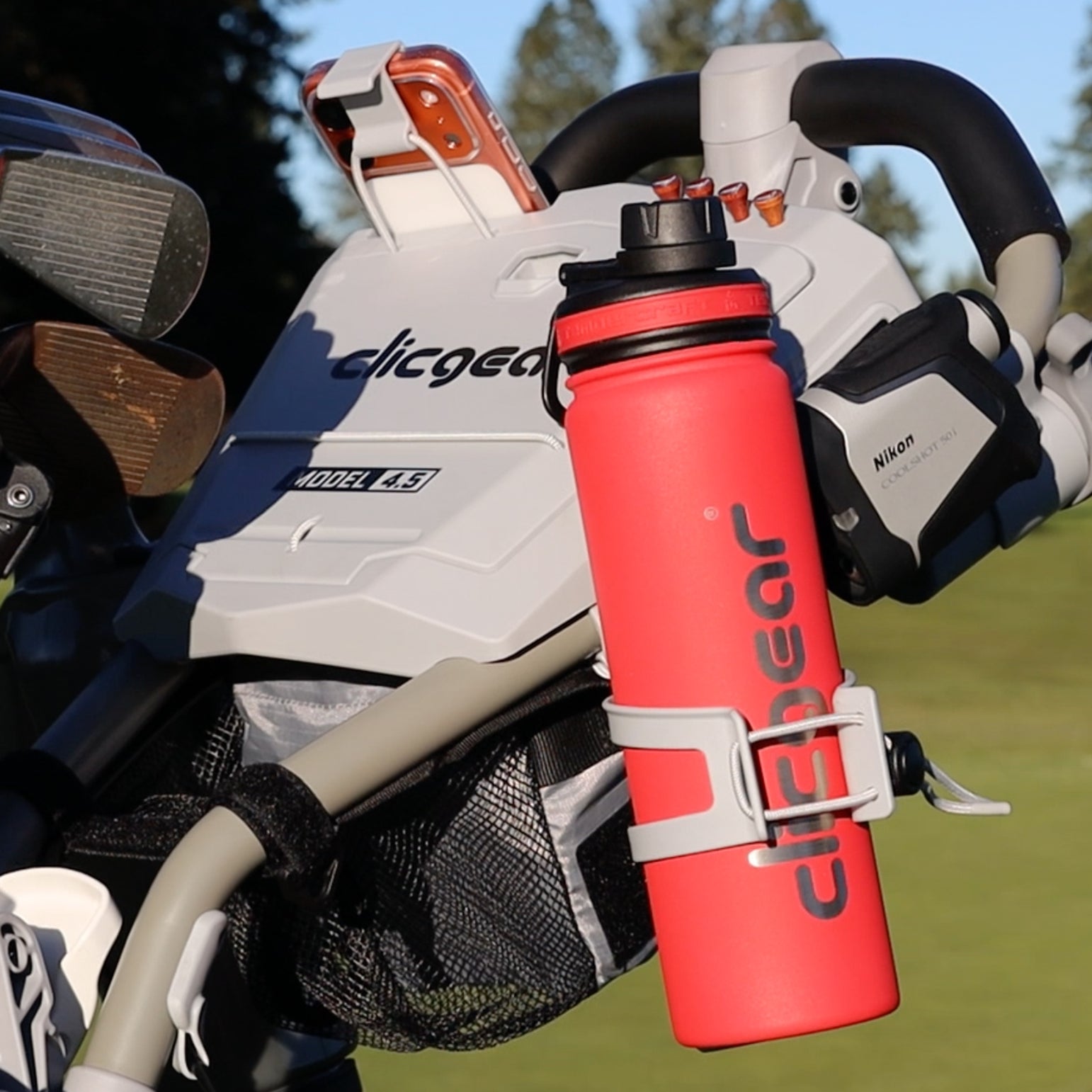 Clicgear Vattenflaska i användning på golfbanan