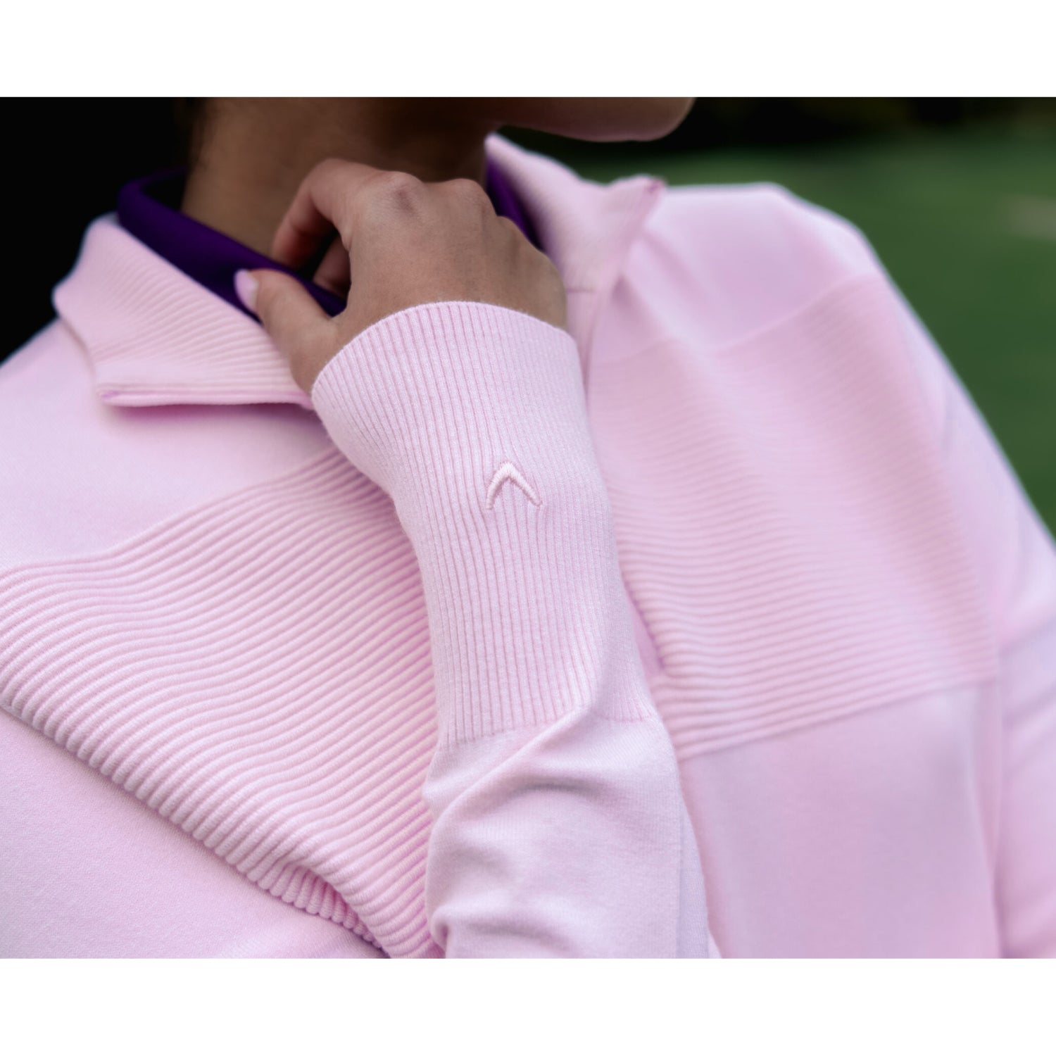 Närbild på den ribbade stickade texturen på Callaway Soft Stretch Zip-Neck Sweater i Cherry Blossom