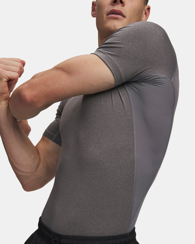 Under Armour HeatGear kompressionstopp sidodetalj som visar ventilationspaneler i mesh