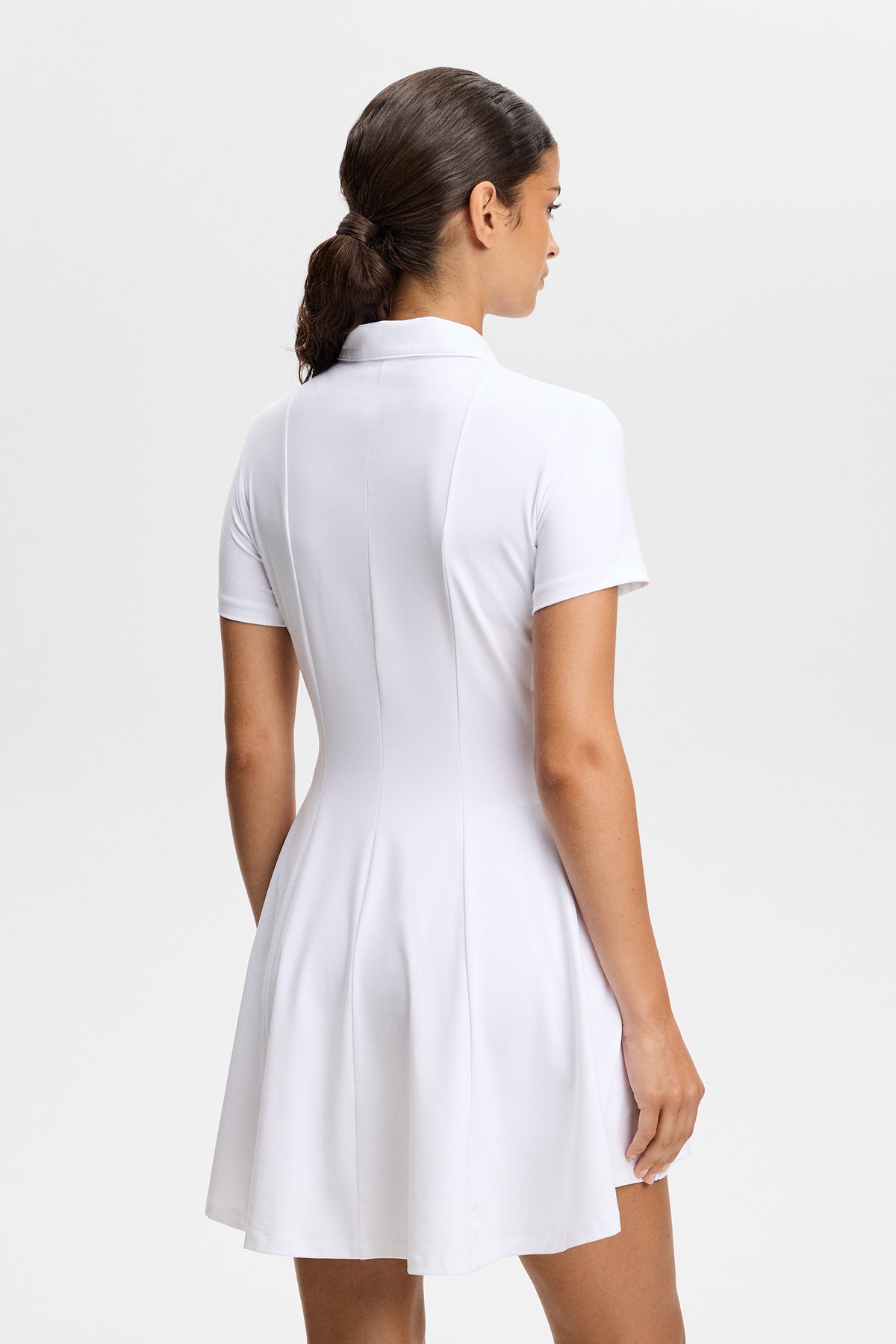 J.Lindeberg Kura Dress vit – ficka och fåll detalj