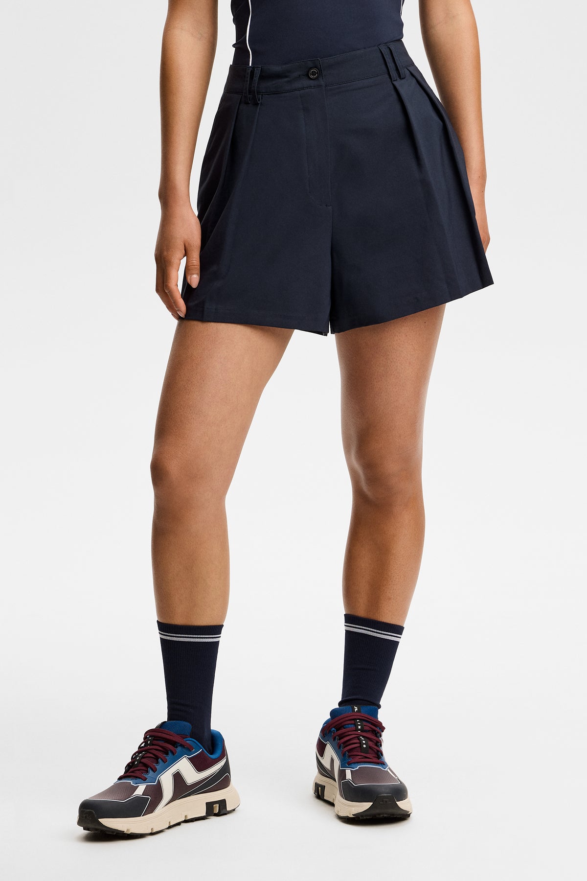 J.Lindeberg Carmen Shorts JL Navy – framifrån som visar hög midja och frontveck