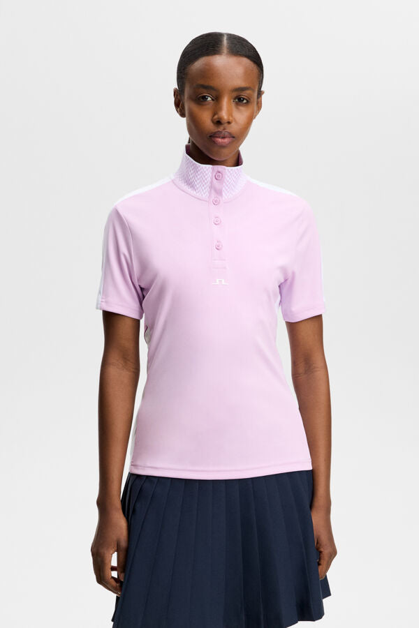 J.Lindeberg Pip Polo Orchid Bouquet – framifrån som visar jacquardtyg och kontrastpaneler