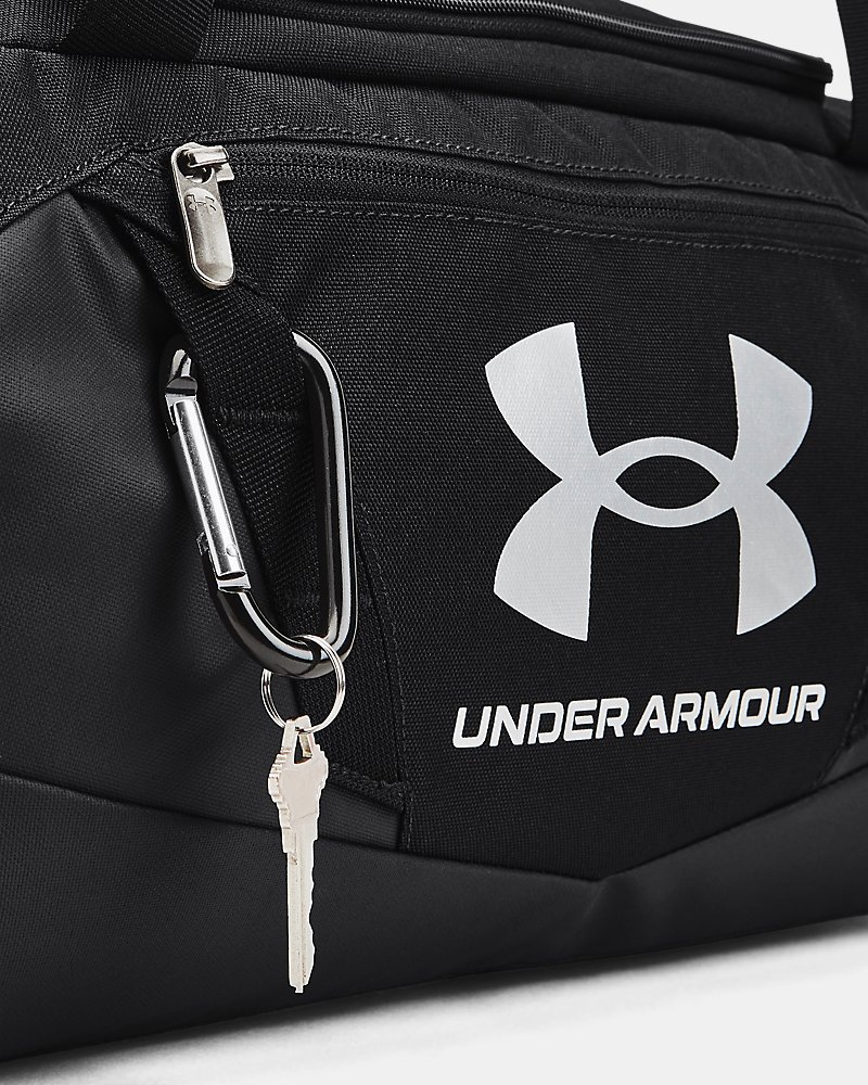 Stor främre blixtlåsförsedd organisationsficka med MOLLE-band på UA Undeniable 5.0 XS Duffle