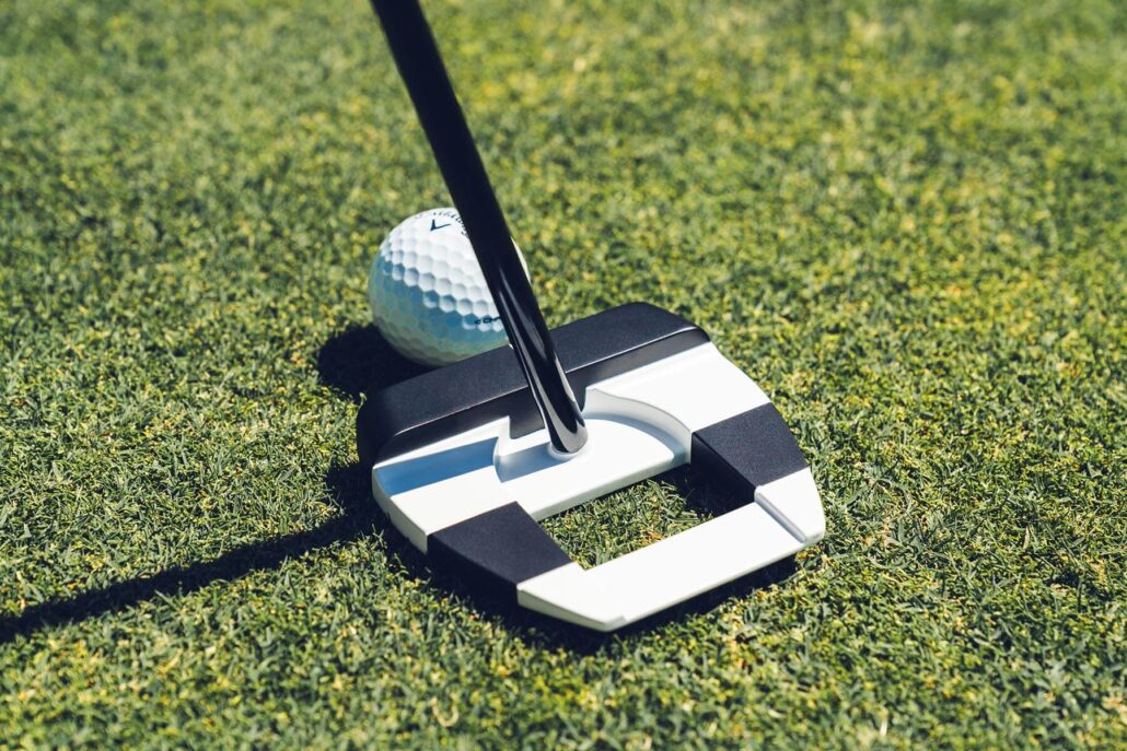 Odyssey Ai-DUAL Square 2 Square Jailbird putter på green